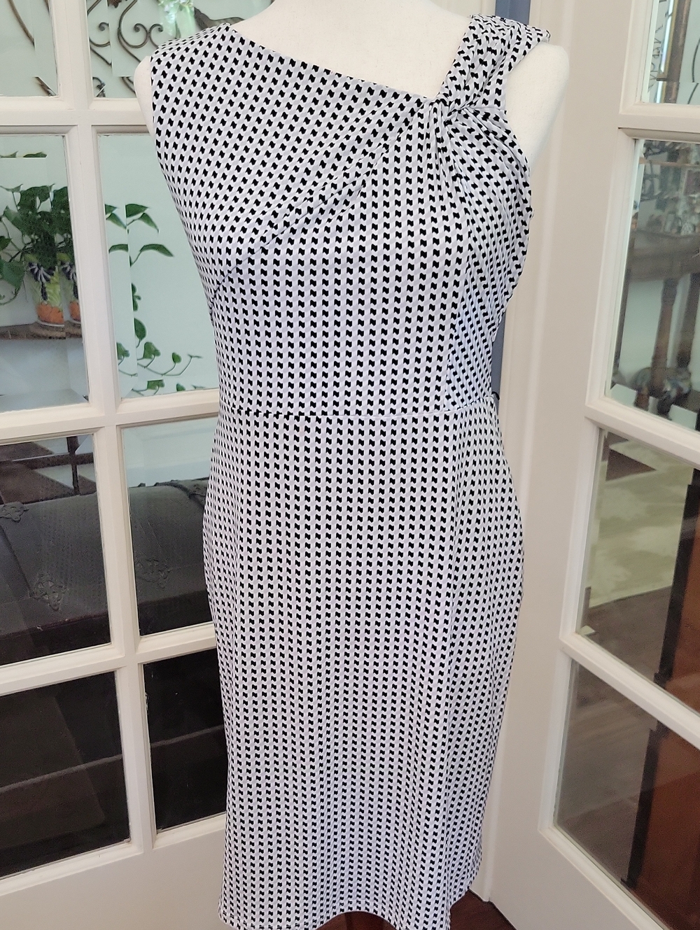 NWT -- White House Black Market White and Black Sheath Dress | Size: 8P